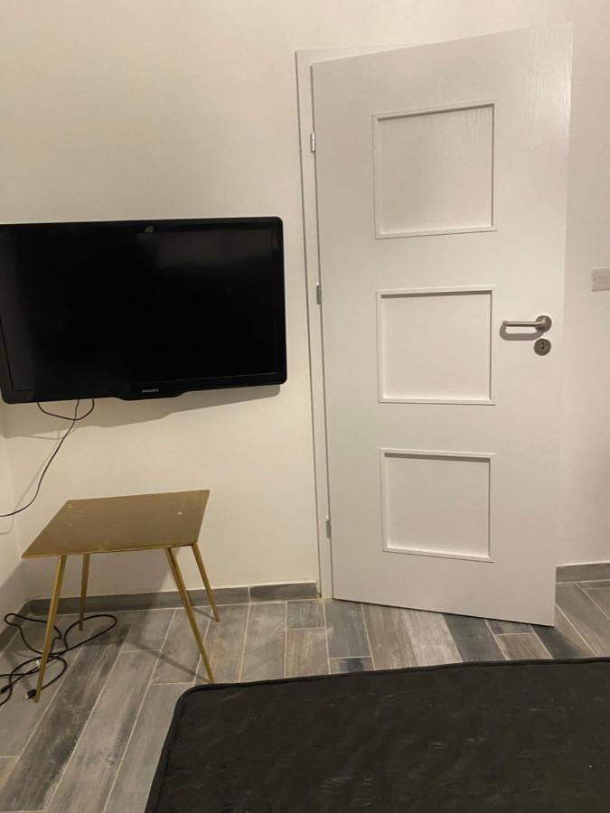 One Beautiful Bedroom Flat In Апартаменты Pieta